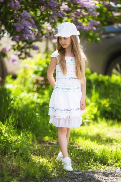 Doce Linda Menina Anos Posando Dia Ensolarado Verão — Fotografia de Stock