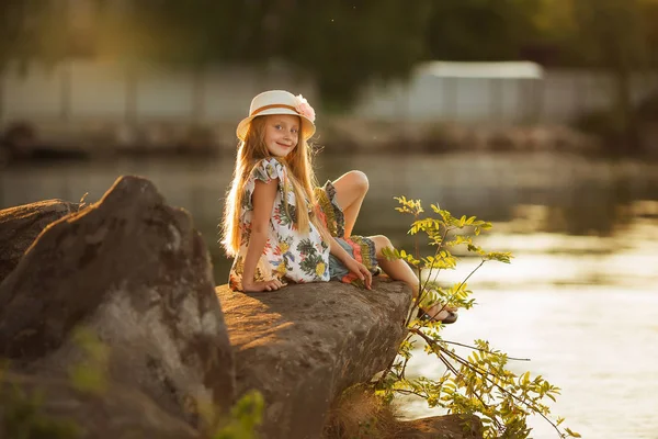 Retrato Uma Linda Garota Bonita Chapéu Lago Pôr Sol — Fotografia de Stock