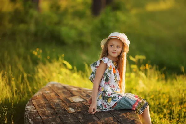 夏の森で帽子のかわいい美しい少女の肖像画 — ストック写真