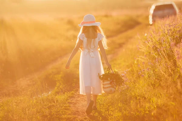 Jovem Menina Atraente Feliz Andando Campo Pôr Sol — Fotografia de Stock