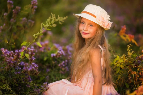 Portrét Roztomilé Mladé Dívky Dlouhými Vlasy Při Západu Slunce Poli — Stock fotografie