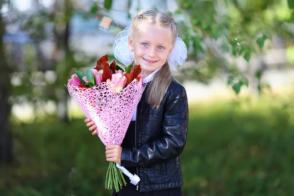 Retrato Uma Menina Escola Feliz Uniforme Com Buquê Flores Voltar — Fotografia de Stock