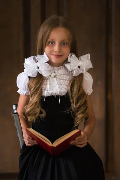 Retrato Uma Linda Garota Bonita Uniforme Escolar Com Livro Suas — Fotografia de Stock