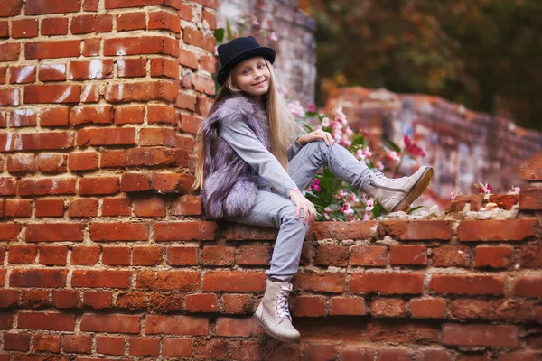 帽子の美しいファッションの笑みを浮かべて少女の肖像画 — ストック写真