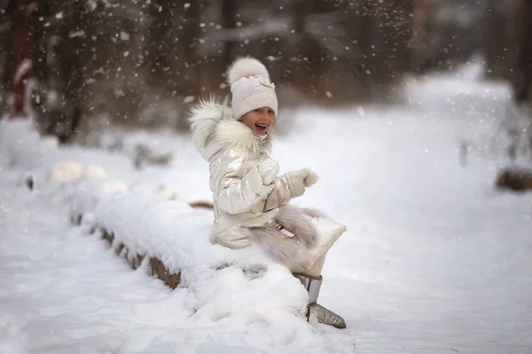 Dolce Bella Ragazza Godendo Caduta Fiocchi Neve Nel Parco Una — Foto Stock