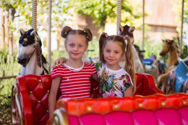 İki güzel kız arkadaşım binmek atlıkarınca