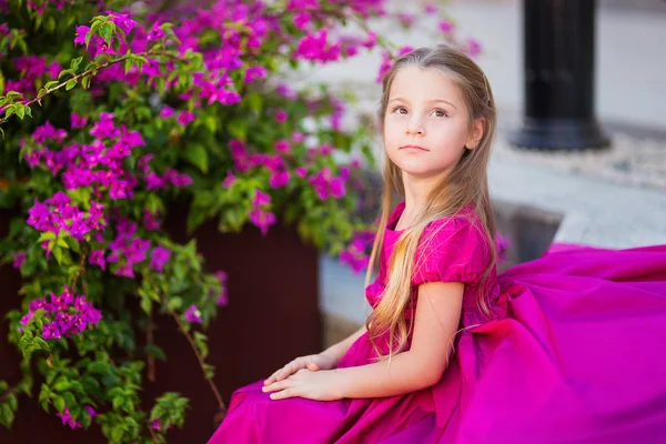 Πορτρέτο Του Ένα Χαριτωμένο Κορίτσι Όμορφο Πριγκίπισσα Φόρεμα Ολάνθιστους Κήπους — Φωτογραφία Αρχείου
