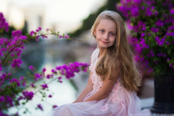 Porträt Eines Hübschen Mädchens Prinzessinnenkleid Blühenden Gärten — Stockfoto