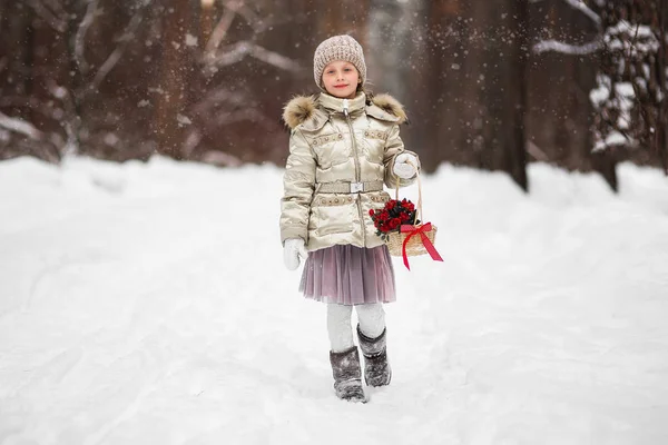 可爱的女孩与花束在篮子里在冬天的雪天在森林里 — 图库照片