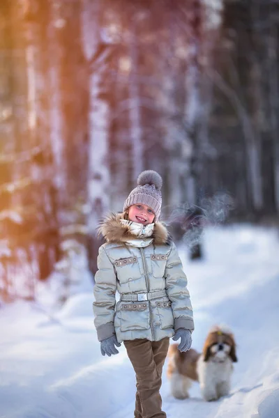 Porträt Eines Netten Mädchens Einem Kalten Tag Wald Bei Sonnenuntergang — Stockfoto