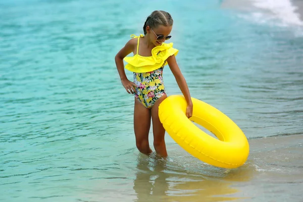 Porträt Eines Glücklichen Modernen Kindes Gelber Badebekleidung Mit Gelbem Aufblasbaren — Stockfoto