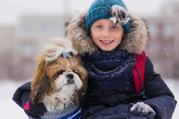 Porträt Eines Süßen Mädchens Mit Hund Einem Winterpark Mädchen Umarmt — Stockfoto