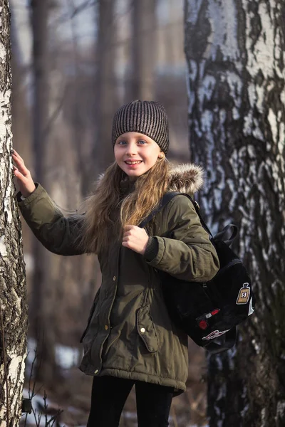 Süßes Lächelndes Mädchen Posiert Mit Einem Rucksack Vor Der Kamera — Stockfoto
