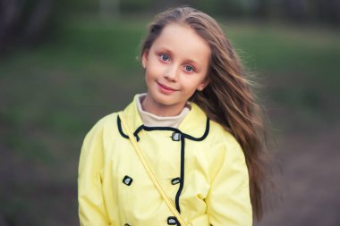 Bir bahar Güneşli bir günde Parkta Kafkas mutlu uzun saçlı güzel kız