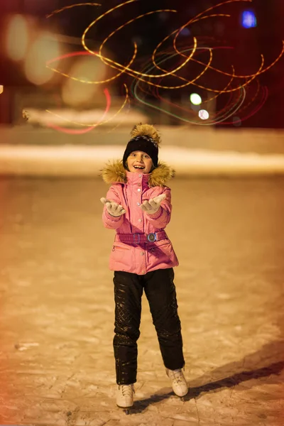 Nettes Kleines Mädchen Beim Eislaufen Kinder Überwintern Draußen Auf Der — Stockfoto