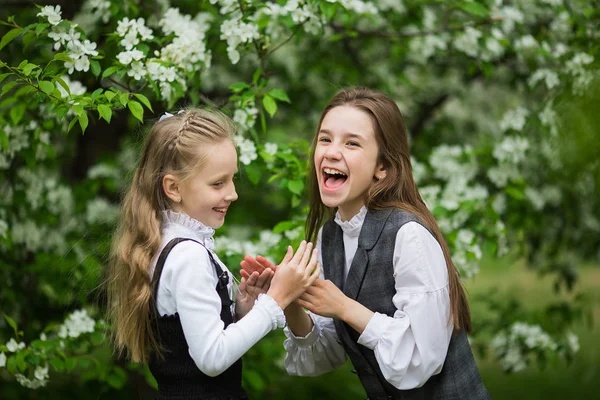 Pequenas Meninas Engraçadas Uniformes Escolares Elegantes Jogar Livre Parque Maçã — Fotografia de Stock