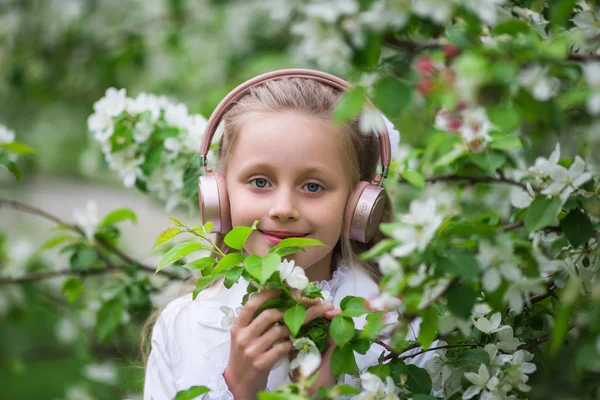 Linda Chica Escuchando Música Manzano Adorable Rubia Disfrutando Música Auriculares —  Fotos de Stock