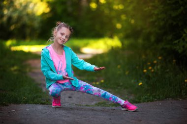 Mutlu küçük çocuk zevk için aktif atlama. Aktif ve enerjik kız yaz aylarında eğleniyor. Spor, dans, hip hop kavramı.