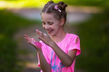 Kız Playing Homemade Oyuncak Denilen Slime, Çocuk eğlenmek ve bilim deneyi ile yaratıcı olmak.