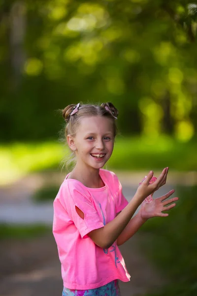 Mädchen Spielt Selbstgemachtes Spielzeug Namens Schleim Kinder Haben Spaß Und — Stockfoto