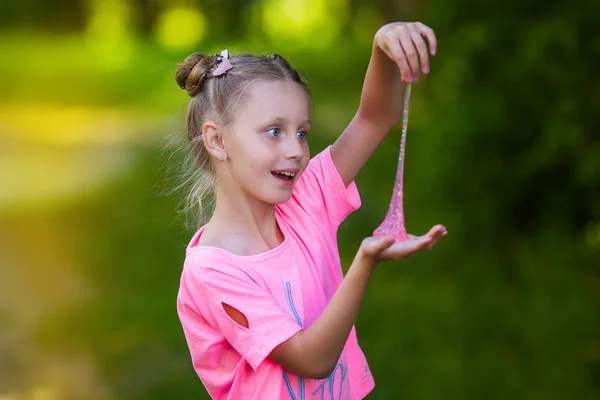 Kız Playing Homemade Oyuncak Denilen Slime, Çocuk eğlenmek ve bilim deneyi ile yaratıcı olmak.