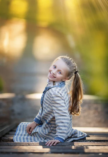 Retrato Verão Pequeno Sorriso Menina Bonita Posando Parque — Fotografia de Stock