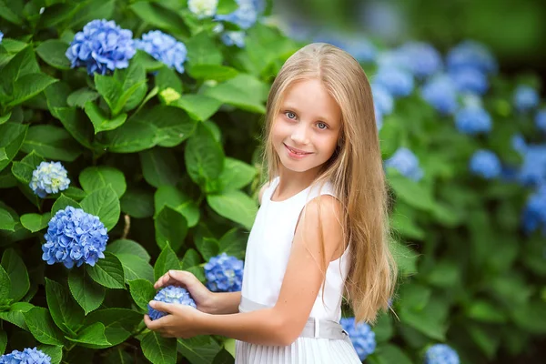Krásný Dívčí Portrét Dlouhými Vlasy Blízkosti Modrých Keřů Mladá Dívka — Stock fotografie