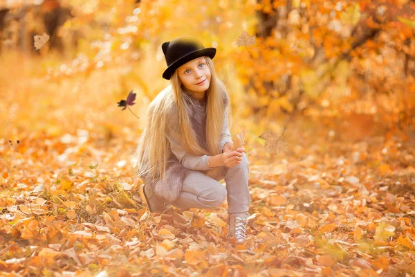 Retrato Otoño Una Linda Chica Con Sombrero Chica Años Camina —  Fotos de Stock