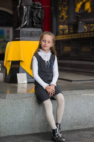 Sorrindo Agradavelmente Alegre Menina Positiva Relação Estátuas Antigas Museu — Fotografia de Stock