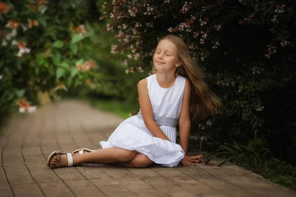 Retrato Uma Menina Sorridente Com Olhos Fechados Jardim Botânico Menina — Fotografia de Stock