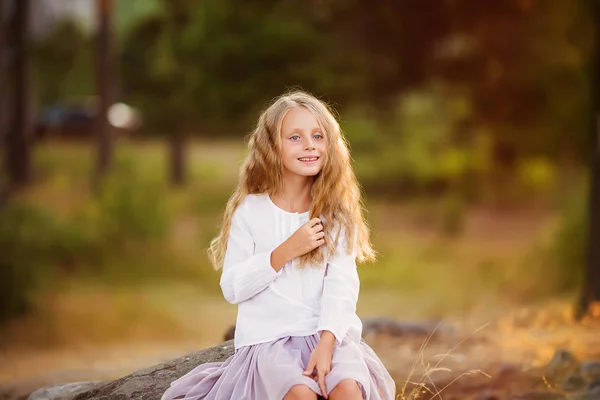 長い髪のかわいい笑顔美少女 8歳の少女の夏の肖像画 — ストック写真