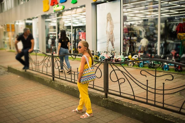 Menina Bonita Roupas Amarelas Verão Para Passeio Cidade Batumi Mulher — Fotografia de Stock