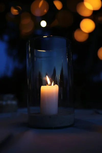 Una Vela Encendida Candelero Vidrio Pie Tarde Noche Una Mesa —  Fotos de Stock