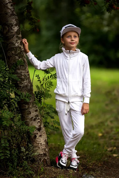 Portret Van Een Schattig Meisje Een Witte Trainingspak Actief Energiek — Stockfoto