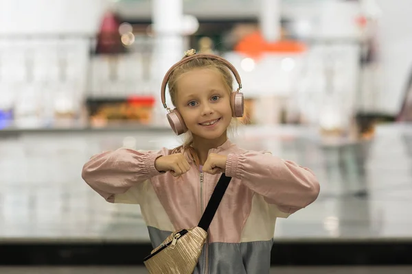 Menina Anos Idade Ouvir Música Fones Ouvido Sem Fio Dançando — Fotografia de Stock