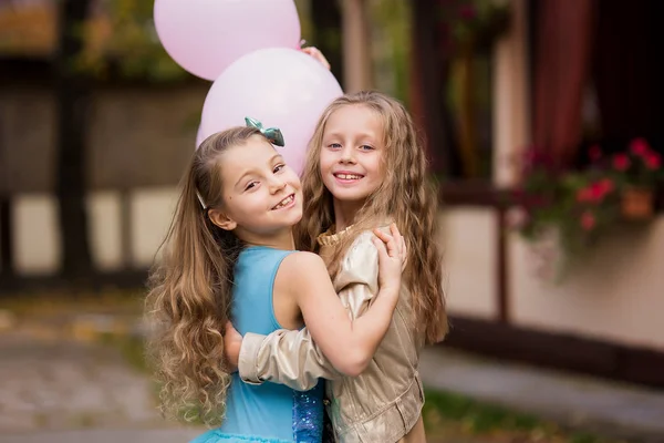 Happy Girl Przyjaciół Przyjęcie Urodzinowe Balonami Portret Pięknych Dziewczyn — Zdjęcie stockowe