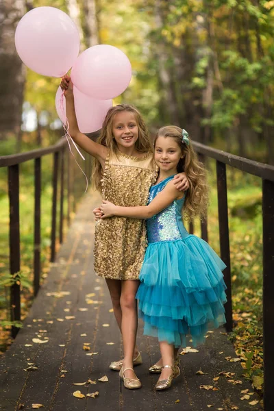 Happy Girl Przyjaciół Przyjęcie Urodzinowe Balonami Portret Pięknych Dziewczyn — Zdjęcie stockowe