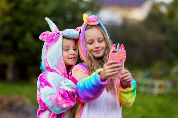 Fidanzate Costume Unicorno Unicorni Festa Due Amiche Fanno Selfie Telefono — Foto Stock