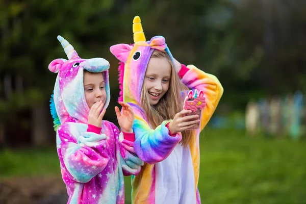 Telefonda üniforma kostümleri selfie joyful mutlu kız arkadaş.