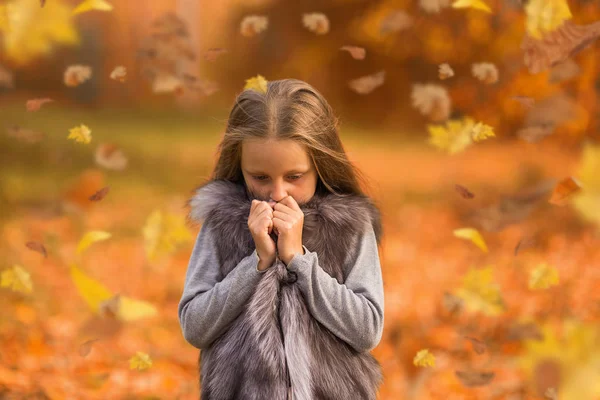 Емоційний Портрет Втомленої Самотньої Дівчинки Осінній Настрій Прогулянка Осінньому Парку — стокове фото