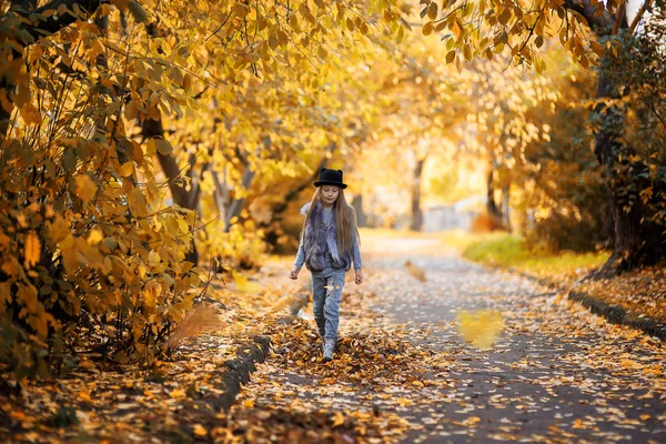 Girl Walking Autumn Park Autumn Park — Stock Photo, Image