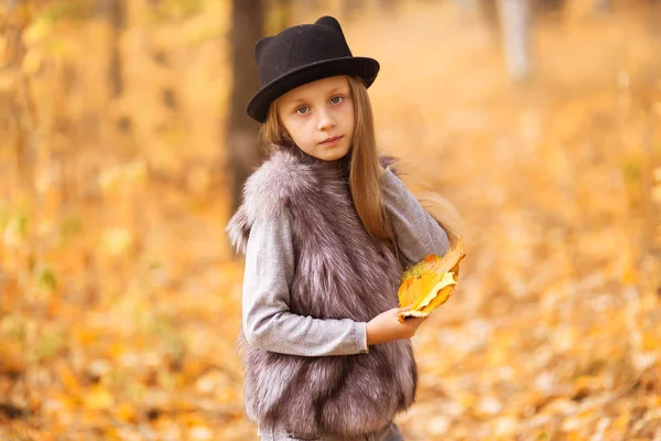 Emotionales Porträt Eines Müden Und Einsamen Kleinen Mädchens Herbststimmung Spaziergang — Stockfoto