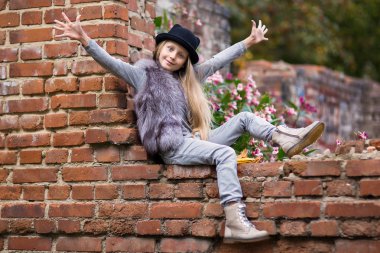 yaşam tarzı kavramı - güzel mutlu küçük kız sonbahar açık havada zevk. Çocukluk. Tatil.