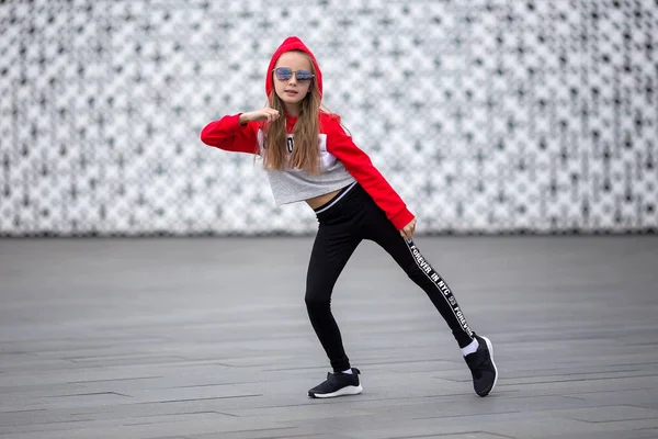 Menina Fato Treino Está Dançar Dança Moderna Rua Jovem Dançarina — Fotografia de Stock