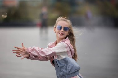 Breakdance küçük kız. Spor küçük kız moda spor sokakta fitness egzersiz yapıyor, açık hava sporları, kentsel tarzı