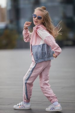 Breakdance küçük kız. Spor küçük kız moda spor sokakta fitness egzersiz yapıyor, açık hava sporları, kentsel tarzı