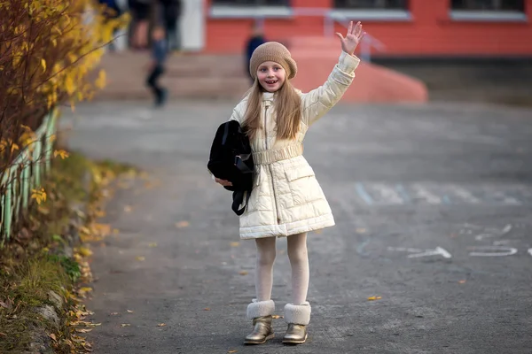 Freiheitskonzept Foto Kleine Mädchen Mit Einem Schulrucksack Urlaub — Stockfoto