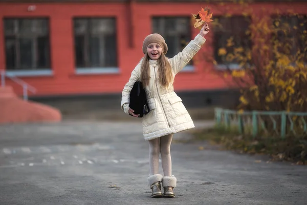 Freiheitskonzept Foto Kleine Mädchen Mit Einem Schulrucksack Urlaub — Stockfoto