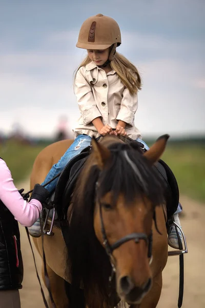 Mała Dziewczynka Hełmie Jeździeckim Ujeżdżająca Konia — Zdjęcie stockowe
