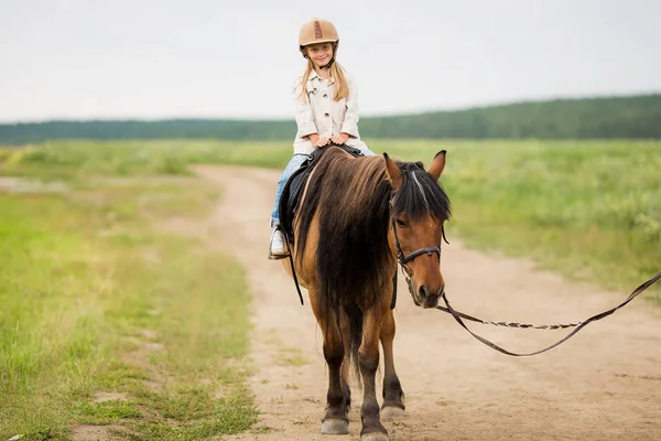 Petite Fille Casque Équestre Chevauchant Cheval — Photo